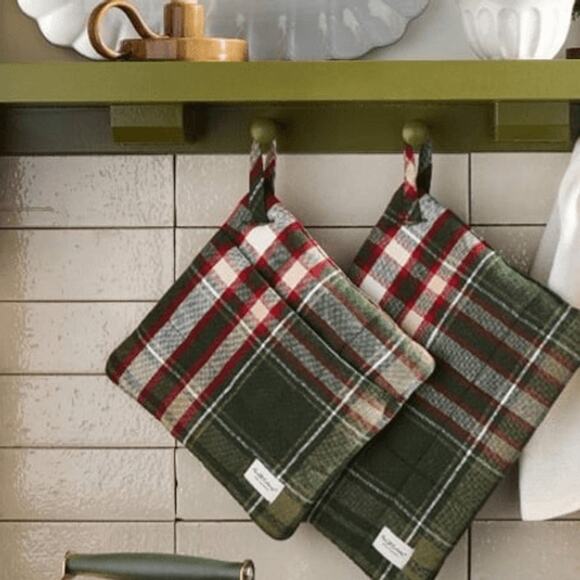 Hearth & Hand with Magnolia NWT HolidayPlaid Oven Mitts Pot Holders Set of 2 - Picture 1 of 7